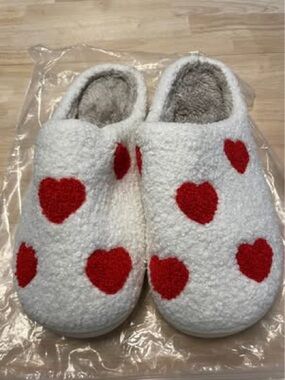 Womens Cozy Heart Slip-On Slippers - White with Red Hearts S/M